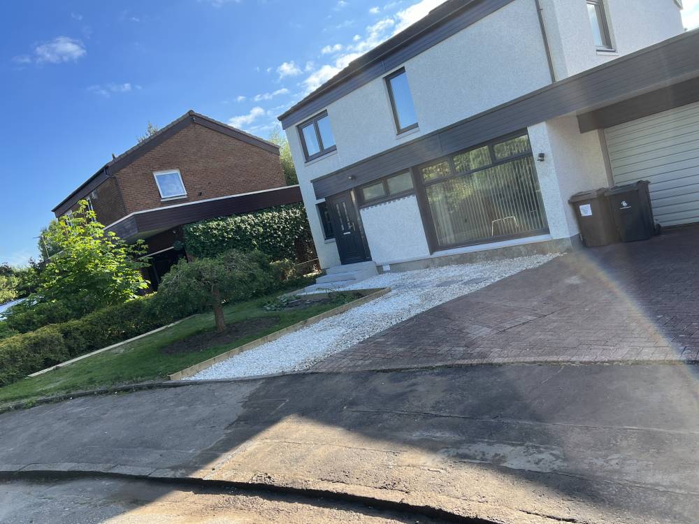 Gravel driveway and front garden landscaping in Stirling